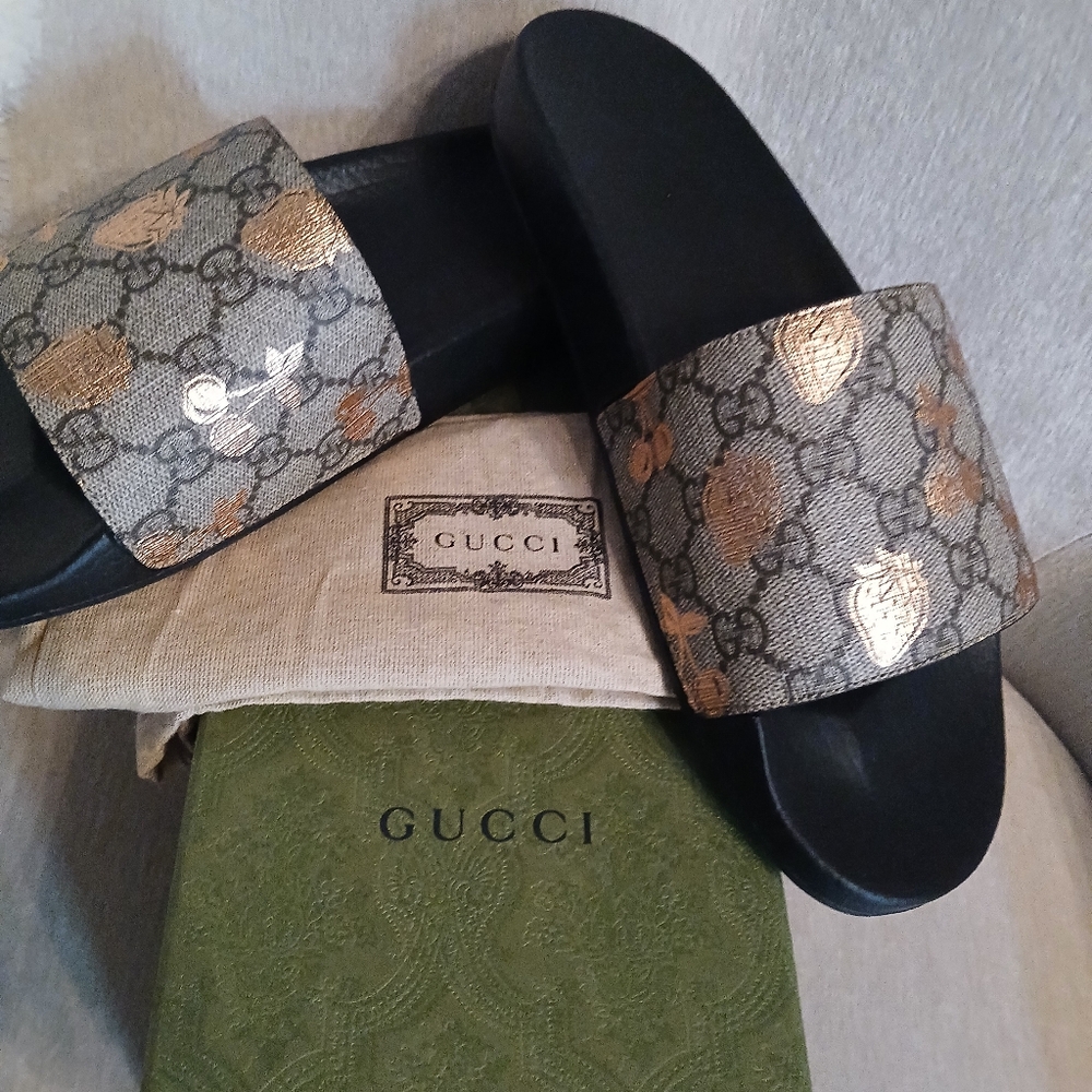 GUCCI WOMENS BERRY PRINT SLIDE SIZE 10.5 US